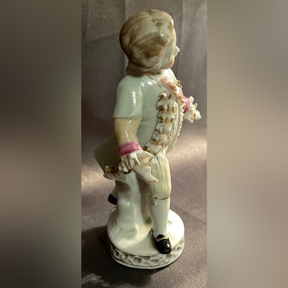 Vintage Colonial Boy Figurine Ruffled Coat, Hand-Painted Wales China Japan. 5” - Picture 3 of 7